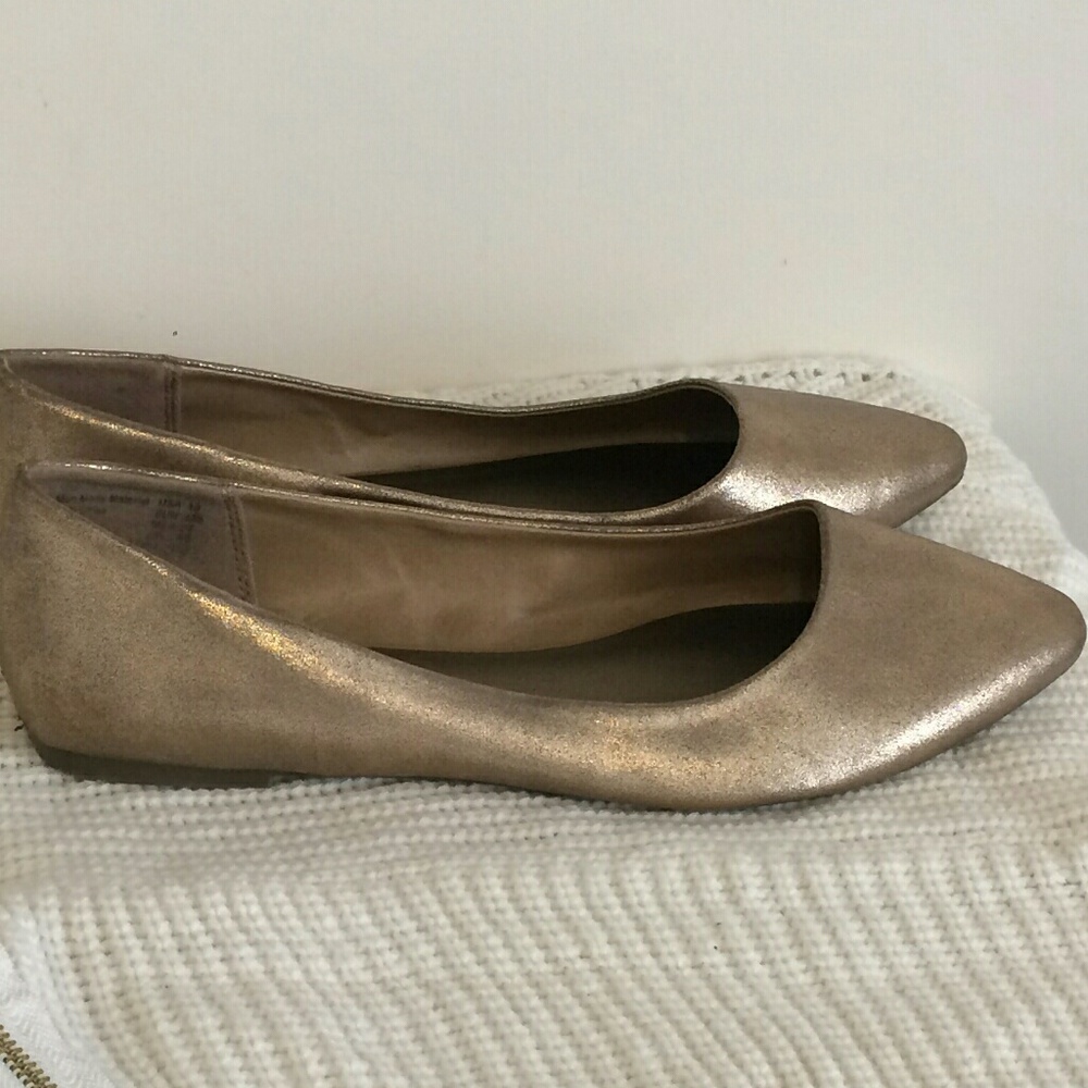 ‼️PRICE DROP‼️Christian Siriano Gold Women's Flats - Picture 6 of 6